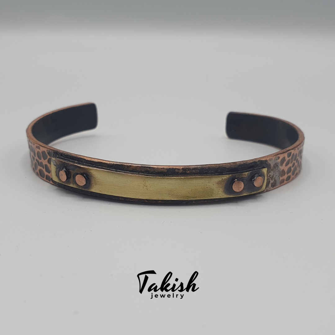 Uniek ,Handgemaakte Koperen Armband met Vintage Touch en Koperen Klinknagels - Een Etnisch, Natuurlijk Ontwerp, 100% Koper, Robuust met Gepolijste Band en Patina Finish, Gehamerd Patroon, Helende Eigenschappen, Unisex,